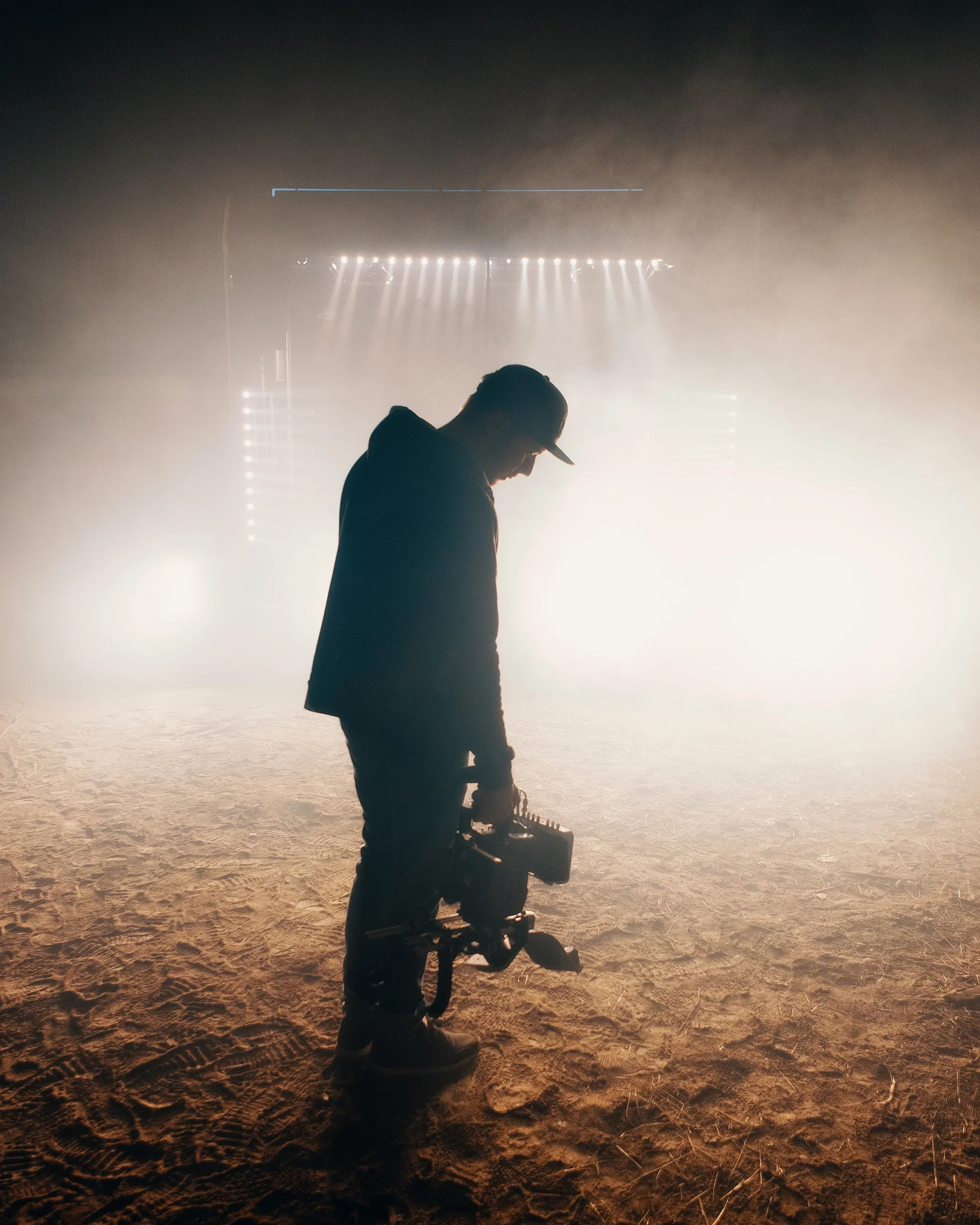 Thumbnail of a photographer silhouette with brightly lit background